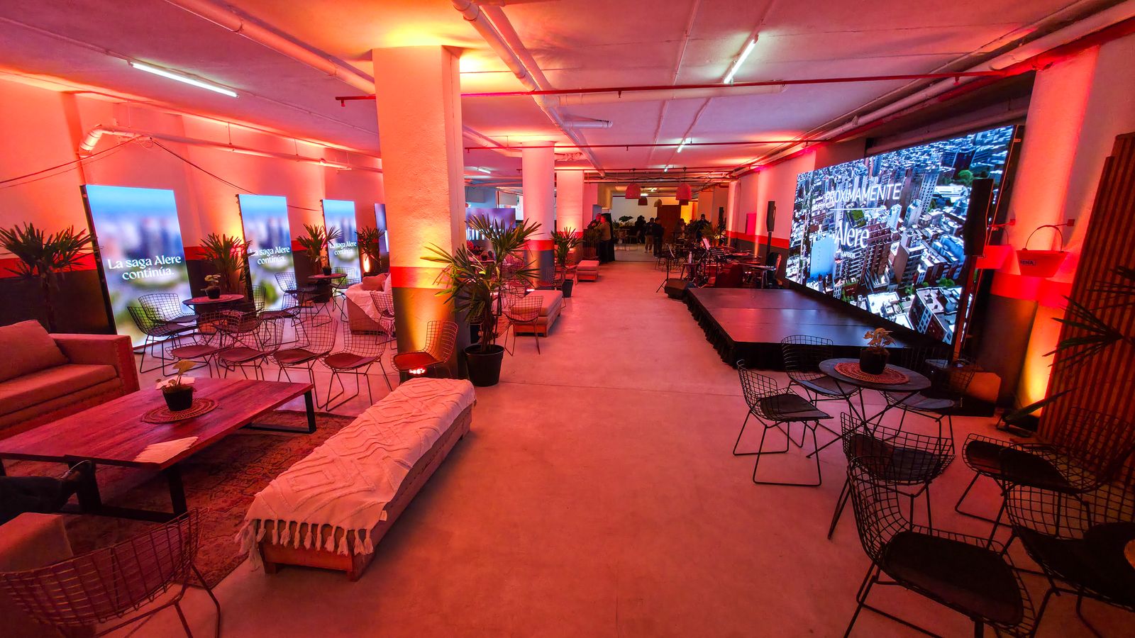 Lounge de evento con pantallas LED